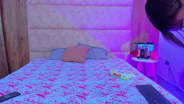 Snapshot of AbrilPeach chatting on 09/10/25, 04:23 AbrilPeach online show from 09/10/25, 04:23