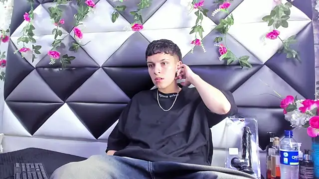 Snapshot of Megan_Thompson_ chatting on 12/20/25, 02:51 Megan Thompson online show from 12/20/25, 02:51