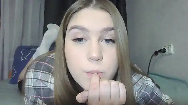 Snapshot of yourhoney_Lola_ chatting on 11/29/25, 01:14 yourhoney Lola online show from 11/29/25, 01:14