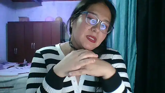 Snapshot of scarlett_widow_ chatting on 10/28/25, 03:21 scarlett widow online show from 10/28/25, 03:21