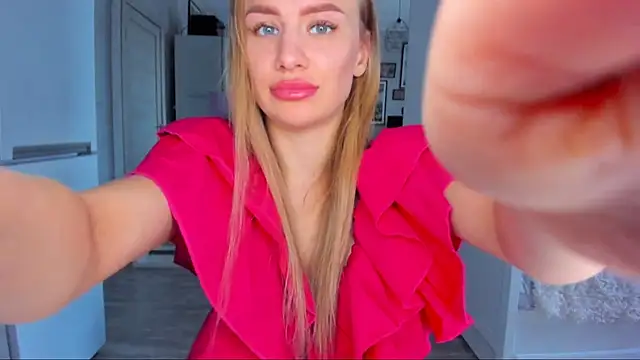 Snapshot of MashaFromRussia__ chatting on 10/19/25, 08:48 MashaFromRussia online show from 10/19/25, 08:48