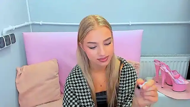 Snapshot of EvetteRose chatting on 09/17/25, 03:14 EvetteRose online show from 09/17/25, 03:14