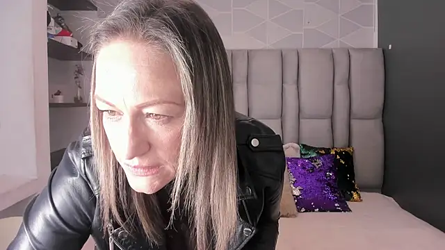 Charlot milf online show from 10/18/25, 11:44