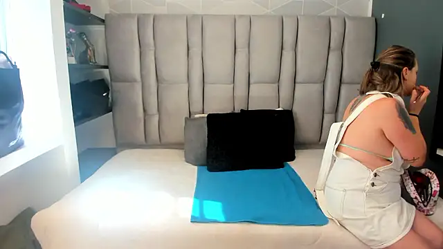 Snapshot of Charlot_milf chatting on 02/26/26, 02:38 Charlot milf online show from 02/26/26, 02:38