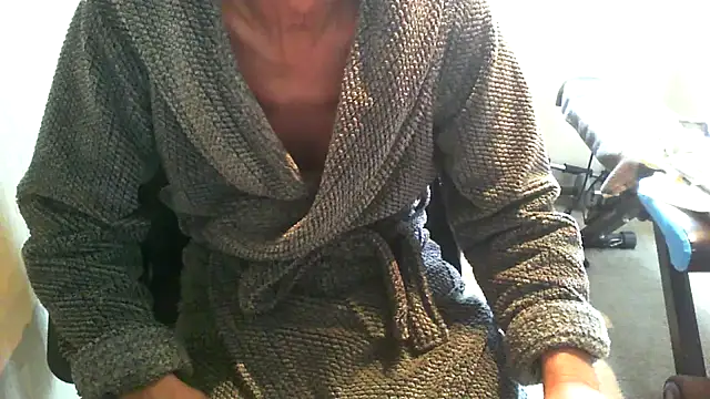 Snapshot of rogpb chatting on 10/31/25, 11:33 rogpb online show from 10/31/25, 11:33