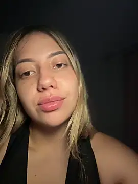 Snapshot of MissCat_ chatting on 12/04/25, 01:04 MissCat online show from 12/04/25, 01:04