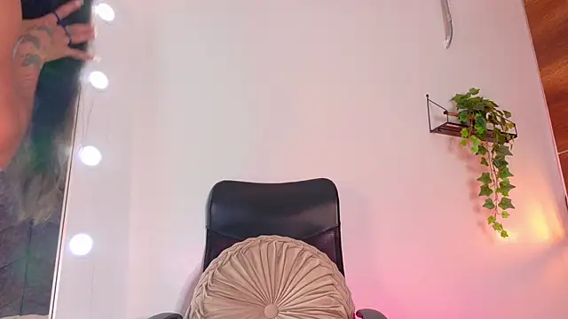 Snapshot of TiffValentinee_ chatting on 10/20/25, 07:58 TiffValentinee online show from 10/20/25, 07:58