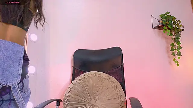 Snapshot of TiffValentinee_ chatting on 10/31/25, 05:58 TiffValentinee online show from 10/31/25, 05:58