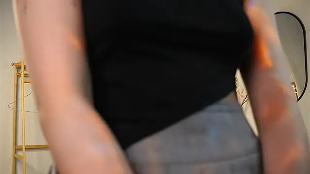 Snapshot of MoiraEger chatting on 12/05/25, 04:47 MoiraEger online show from 12/05/25, 04:47