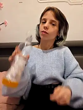 Snapshot of Little_evil00 chatting on 10/04/25, 08:07 Little evil00 online show from 10/04/25, 08:07