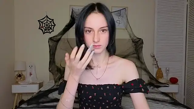 Snapshot of Little_moly999 chatting on 10/23/25, 01:05 Little moly999 online show from 10/23/25, 01:05