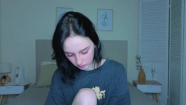 Snapshot of Little_moly999 chatting on 11/17/25, 04:40 Little moly999 online show from 11/17/25, 04:40