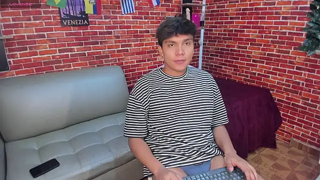 Snapshot of Thiago_Kozak chatting on 06/29/26, 01:22 Thiago Kozak online show from 06/29/26, 01:22