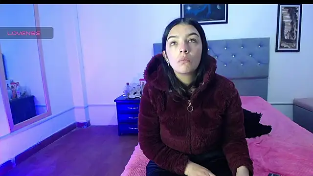 Snapshot of Esmeraldaa- chatting on 09/17/25, 05:09 Esmeraldaa- online show from 09/17/25, 05:09