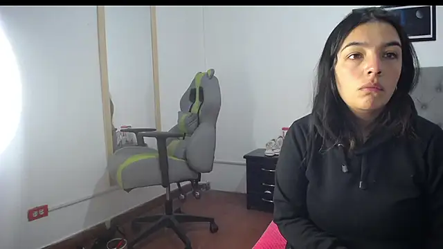 Snapshot of Esmeraldaa- chatting on 09/23/25, 05:21 Esmeraldaa- online show from 09/23/25, 05:21