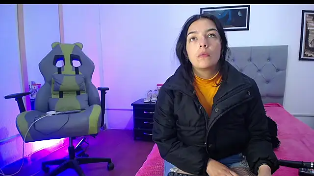 Snapshot of Esmeraldaa- chatting on 09/25/25, 05:33 Esmeraldaa- online show from 09/25/25, 05:33