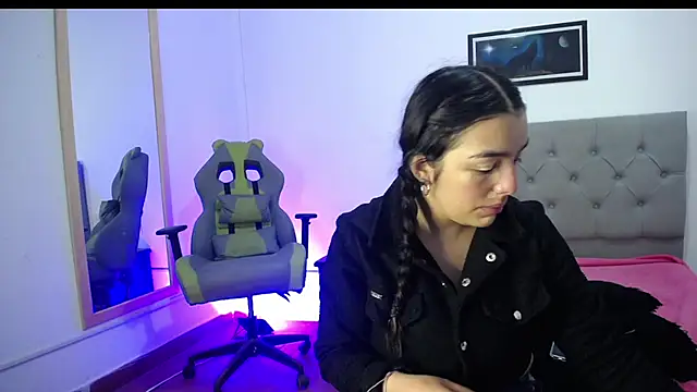 Snapshot of Esmeraldaa- chatting on 09/26/25, 03:54 Esmeraldaa- online show from 09/26/25, 03:54