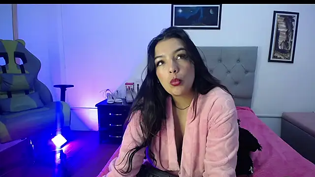 Snapshot of Esmeraldaa- chatting on 09/29/25, 10:31 Esmeraldaa- online show from 09/29/25, 10:31