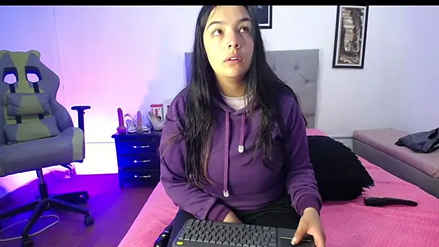 Snapshot of Esmeraldaa- chatting on 09/30/25, 04:28 Esmeraldaa- online show from 09/30/25, 04:28