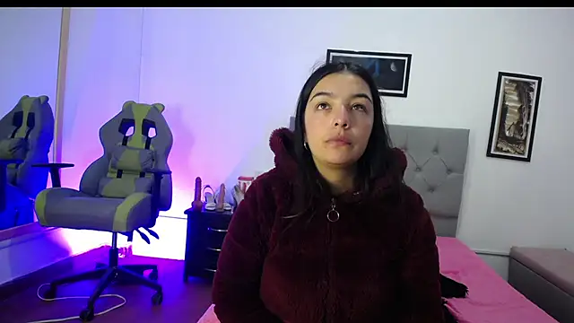 Snapshot of Esmeraldaa- chatting on 10/01/25, 03:56 Esmeraldaa- online show from 10/01/25, 03:56