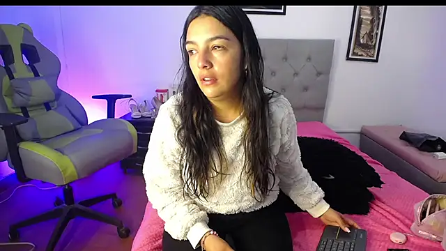 Snapshot of Esmeraldaa- chatting on 10/04/25, 04:32 Esmeraldaa- online show from 10/04/25, 04:32