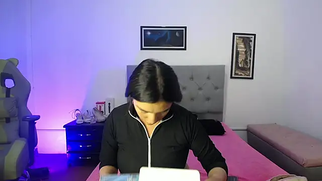 Snapshot of Esmeraldaa- chatting on 10/05/25, 04:33 Esmeraldaa- online show from 10/05/25, 04:33