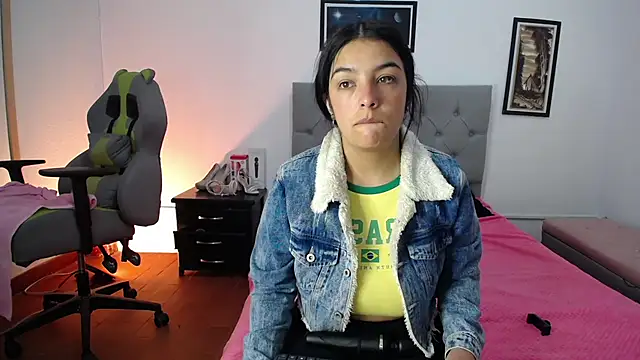 Snapshot of Esmeraldaa- chatting on 10/09/25, 05:16 Esmeraldaa- online show from 10/09/25, 05:16