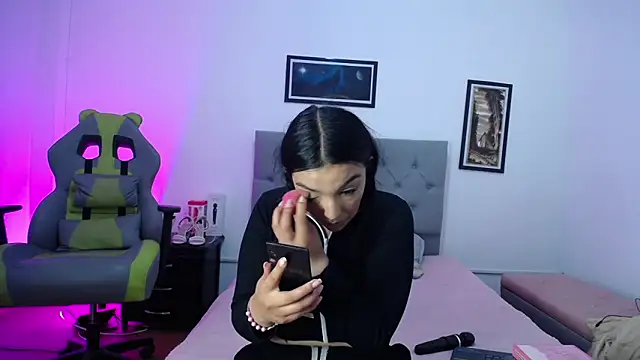 Snapshot of Esmeraldaa- chatting on 10/16/25, 04:13 Esmeraldaa- online show from 10/16/25, 04:13