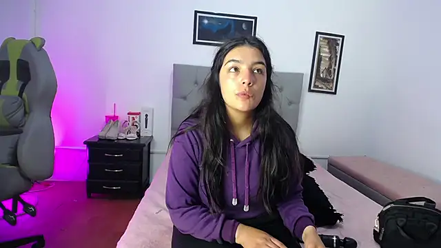 Snapshot of Esmeraldaa- chatting on 10/18/25, 04:59 Esmeraldaa- online show from 10/18/25, 04:59