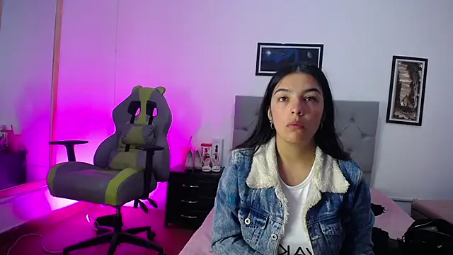 Snapshot of Esmeraldaa- chatting on 10/22/25, 04:24 Esmeraldaa- online show from 10/22/25, 04:24