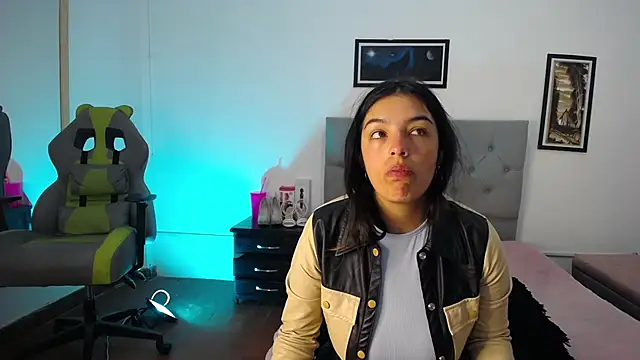 Snapshot of Esmeraldaa- chatting on 10/23/25, 04:01 Esmeraldaa- online show from 10/23/25, 04:01