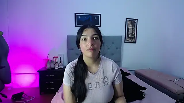 Snapshot of Esmeraldaa- chatting on 10/24/25, 04:20 Esmeraldaa- online show from 10/24/25, 04:20