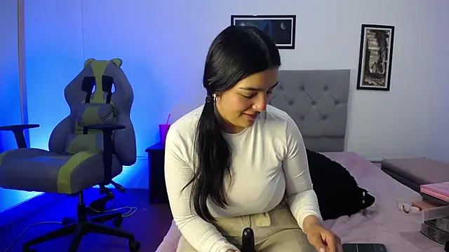 Snapshot of Esmeraldaa- chatting on 10/25/25, 04:20 Esmeraldaa- online show from 10/25/25, 04:20