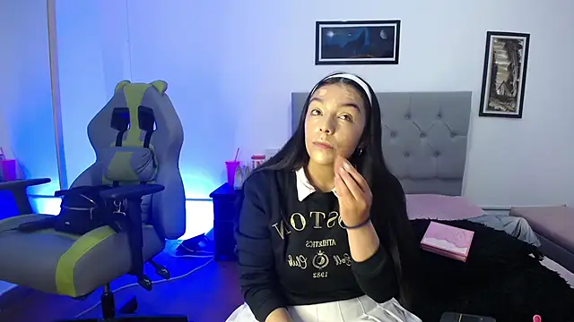 Snapshot of Esmeraldaa- chatting on 10/26/25, 05:02 Esmeraldaa- online show from 10/26/25, 05:02