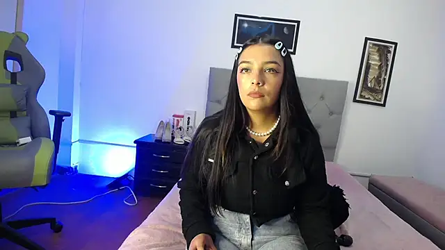 Snapshot of Esmeraldaa- chatting on 10/27/25, 04:27 Esmeraldaa- online show from 10/27/25, 04:27