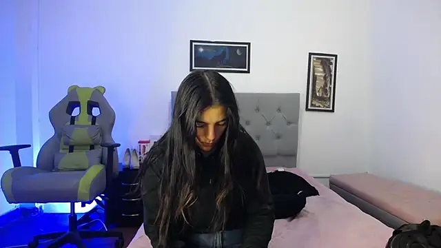 Snapshot of Esmeraldaa- chatting on 10/28/25, 05:00 Esmeraldaa- online show from 10/28/25, 05:00