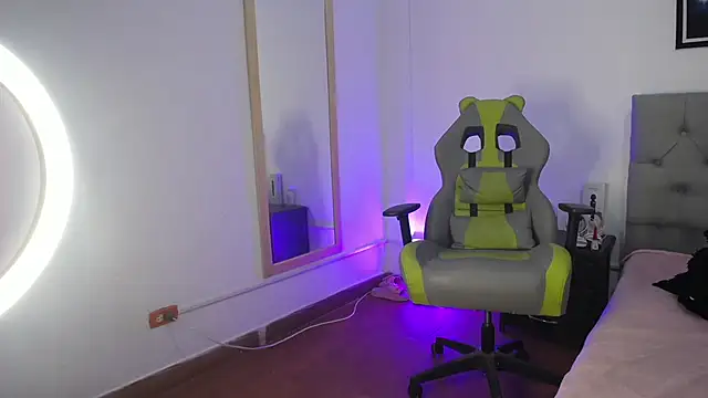 Snapshot of Esmeraldaa- chatting on 10/31/25, 03:51 Esmeraldaa- online show from 10/31/25, 03:51