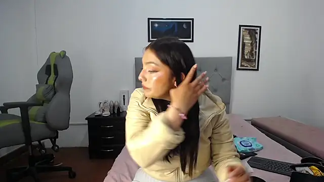 Snapshot of Esmeraldaa- chatting on 11/11/25, 04:01 Esmeraldaa- online show from 11/11/25, 04:01