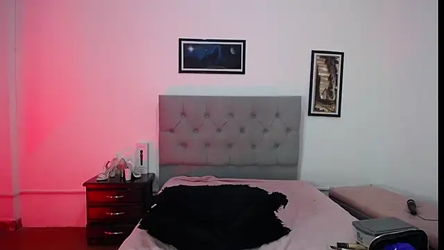 Snapshot of Esmeraldaa- chatting on 11/14/25, 05:06 Esmeraldaa- online show from 11/14/25, 05:06