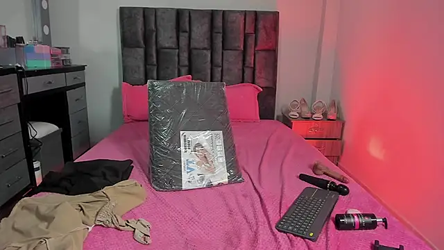 Snapshot of Esmeraldaa- chatting on 11/24/25, 11:21 Esmeraldaa- online show from 11/24/25, 11:21