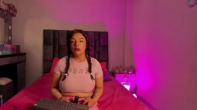 Snapshot of Esmeraldaa- chatting on 11/26/25, 09:10 Esmeraldaa- online show from 11/26/25, 09:10