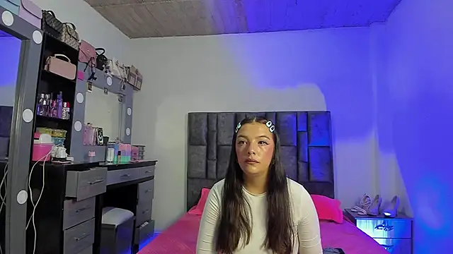 Snapshot of Esmeraldaa- chatting on 12/01/25, 05:12 Esmeraldaa- online show from 12/01/25, 05:12