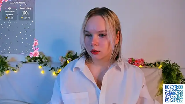 Snapshot of girlllsooft chatting on 11/16/25, 02:06 girlllsooft online show from 11/16/25, 02:06