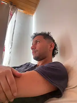 Snapshot of Michaell_Spinelly chatting on 12/19/25, 03:52 Michaell Spinelly online show from 12/19/25, 03:52