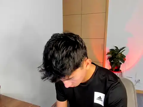 Snapshot of sweettaaron01 chatting on 09/17/25, 05:03 sweettaaron01 online show from 09/17/25, 05:03