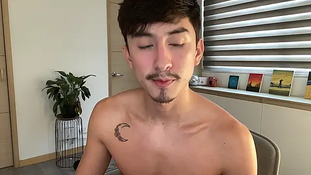 Snapshot of sweettaaron01 chatting on 10/22/25, 05:34 sweettaaron01 online show from 10/22/25, 05:34