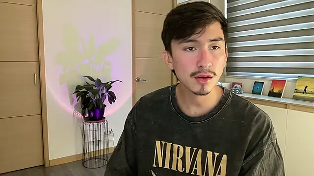 Snapshot of sweettaaron01 chatting on 10/25/25, 05:40 sweettaaron01 online show from 10/25/25, 05:40