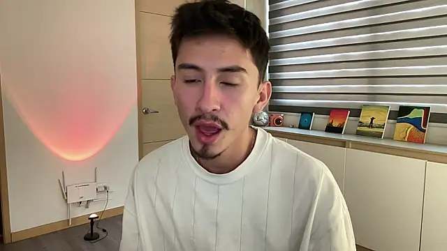 Snapshot of sweettaaron01 chatting on 11/14/25, 06:06 sweettaaron01 online show from 11/14/25, 06:06