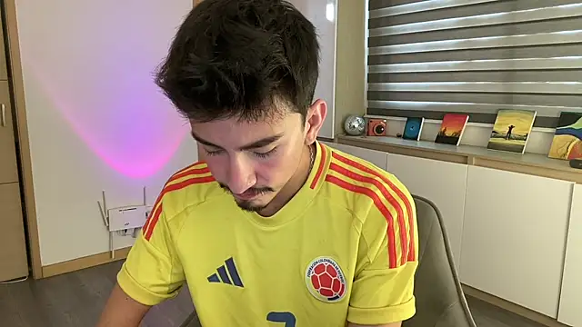 Snapshot of sweettaaron01 chatting on 11/25/25, 06:08 sweettaaron01 online show from 11/25/25, 06:08