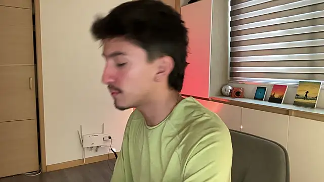 Snapshot of sweettaaron01 chatting on 12/15/25, 06:01 sweettaaron01 online show from 12/15/25, 06:01